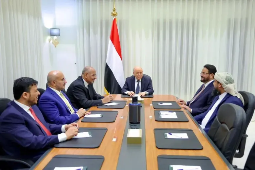 في اجتماع استثنائي.. مجلس القيادة الرئاسي يعلن تمسكه بمبدأ الشراكة وفق إعلان نقل السلطة